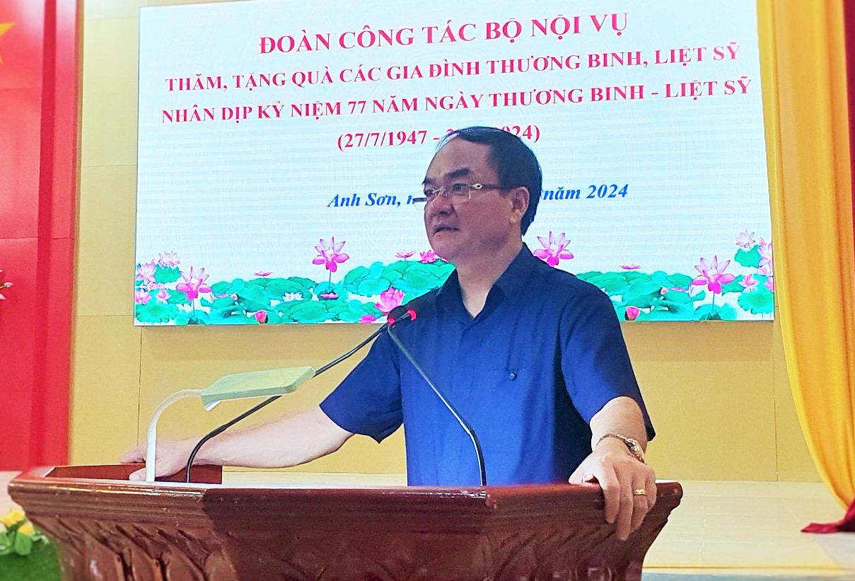 Đoàn công tác Bộ Nội vụ tri ân và tặng quà các gia đình có công với cách mạng tại tỉnh Nghệ An